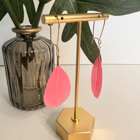 Flirty Hippie Chic Lightweight Feather Earrings - Feather Kawaii Hoops Earrings - Picture 8 of 16